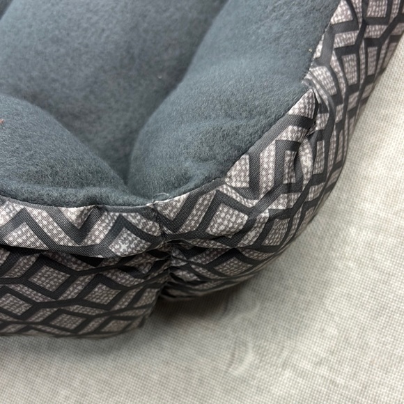 Stylish Gray Pet Small Bed with Geometric Design - Picture 2 of 13